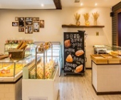蛋糕店招.全能師傅工資5000--8500，面包師傅工資4000--5500
